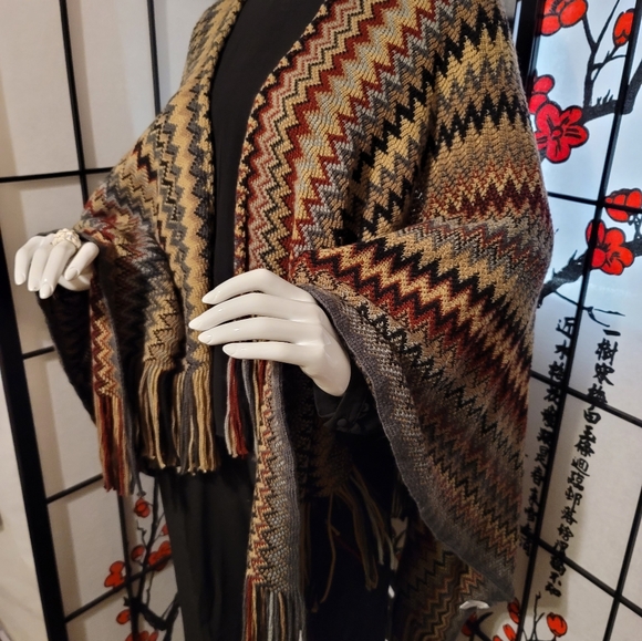 WOVEN HEART LADIES SHAWL WRAP WITH TASSELED SHAG/SIZE SMALL MEDIUM - Picture 4 of 14